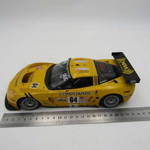 AutoArt Chevrolet Corvette C6R Le Mans #64 Magnussen racing model car - scale 1/18 - broken mirror