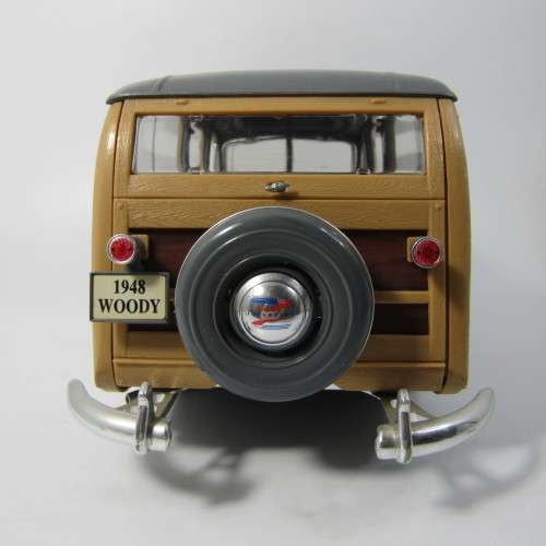 Maisto 1948 Woody Chevy Fleetmaster die-cast model car - scale 1/18