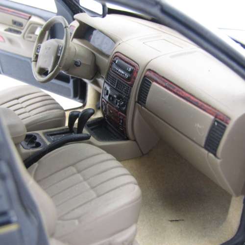 AutoArt Jeep Grand Cherokee die-cast model car - mirror missing - scale 1/18