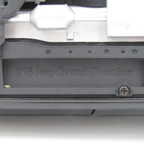 AutoArt Jeep Grand Cherokee die-cast model car - mirror missing - scale 1/18