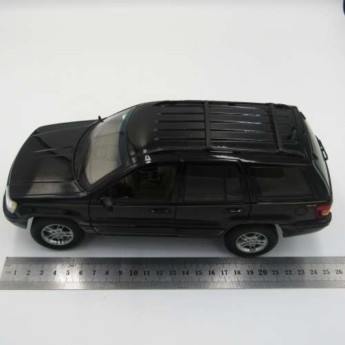 AutoArt Jeep Grand Cherokee die-cast model car - mirror missing - scale 1/18