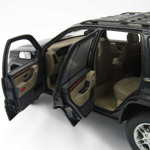 AutoArt Jeep Grand Cherokee die-cast model car - mirror missing - scale 1/18