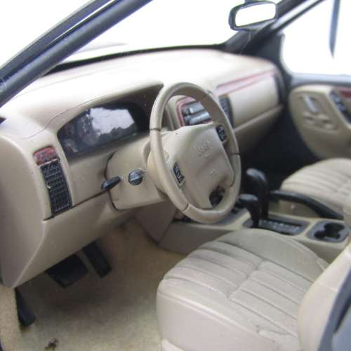 AutoArt Jeep Grand Cherokee die-cast model car - mirror missing - scale 1/18
