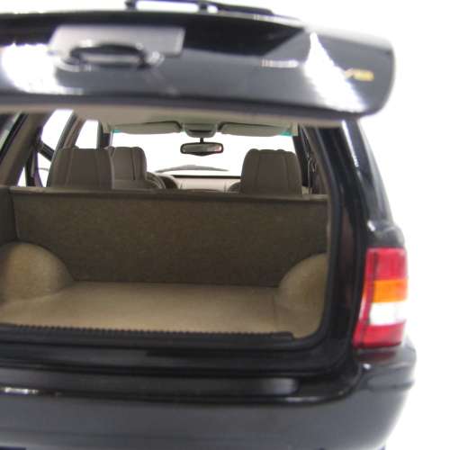 AutoArt Jeep Grand Cherokee die-cast model car - mirror missing - scale 1/18