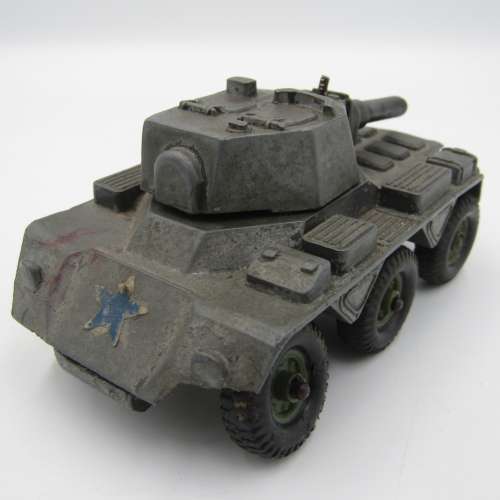 Die-cast combat tank with shooting turret