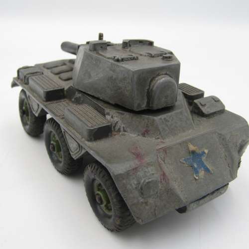 Die-cast combat tank with shooting turret