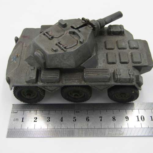 Die-cast combat tank with shooting turret