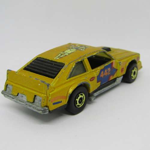 Hot Wheels Flat out 442 die-cast racing toy car
