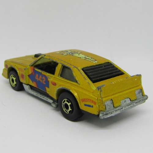 Hot Wheels Flat out 442 die-cast racing toy car