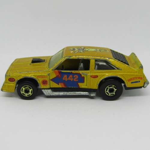 Hot Wheels Flat out 442 die-cast racing toy car