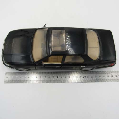 Road Legends Lexus LS 400 die-cast model car - scale 1/18