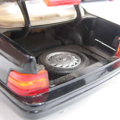 Road Legends Lexus LS 400 die-cast model car - scale 1/18
