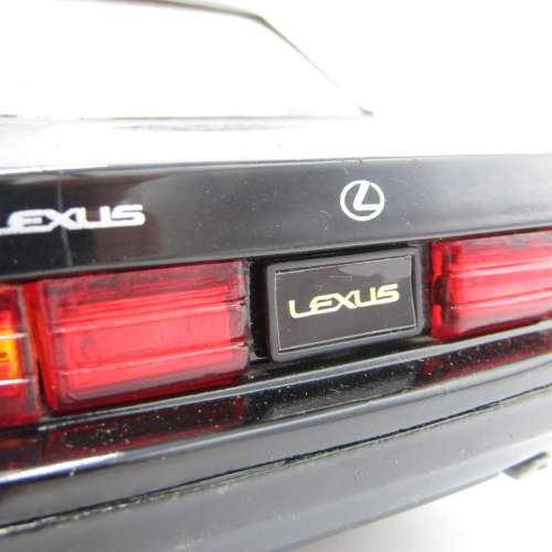 Road Legends Lexus LS 400 die-cast model car - scale 1/18