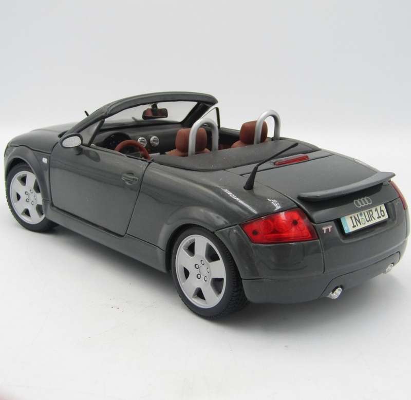 Maisto Audi TT Roadster die-cast model car - scale 1/18 - mirror missing