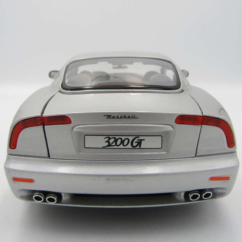 Bburago 1998 Maserati 3200 G die-cast model car - scale 1/18
