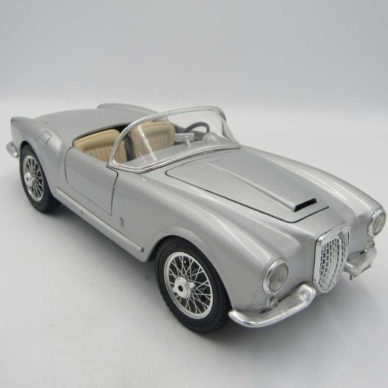 Bburago 1955 Lancia Aurelia B24 Spider die-cast model car - scale 1/18