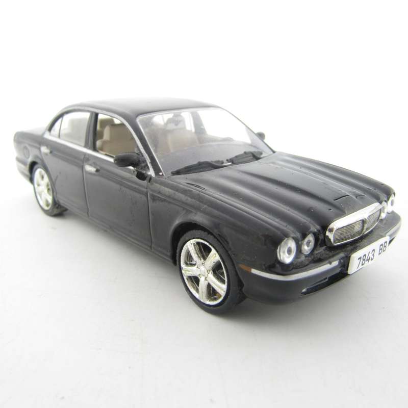 Universal Hobbies Jaquar XJ8 die-cast model car - scale 1/43