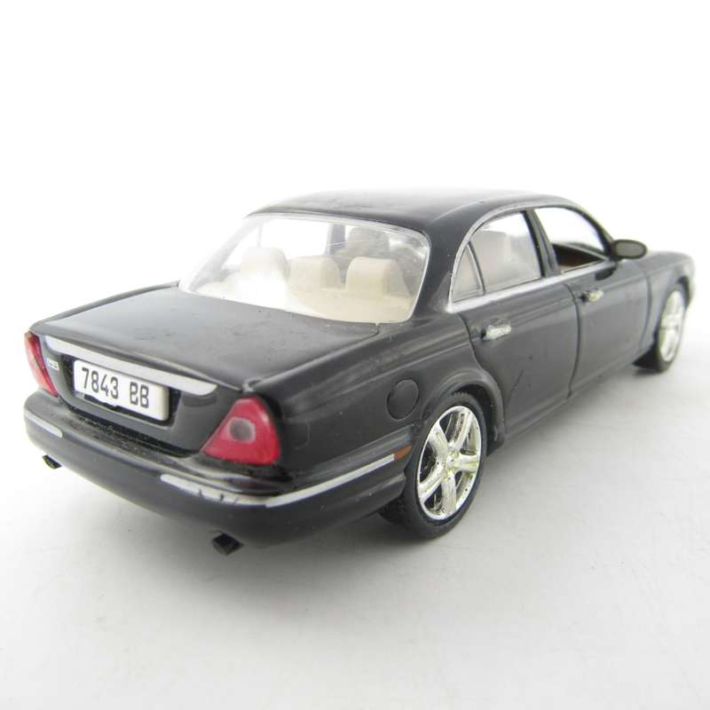 Universal Hobbies Jaquar XJ8 die-cast model car - scale 1/43