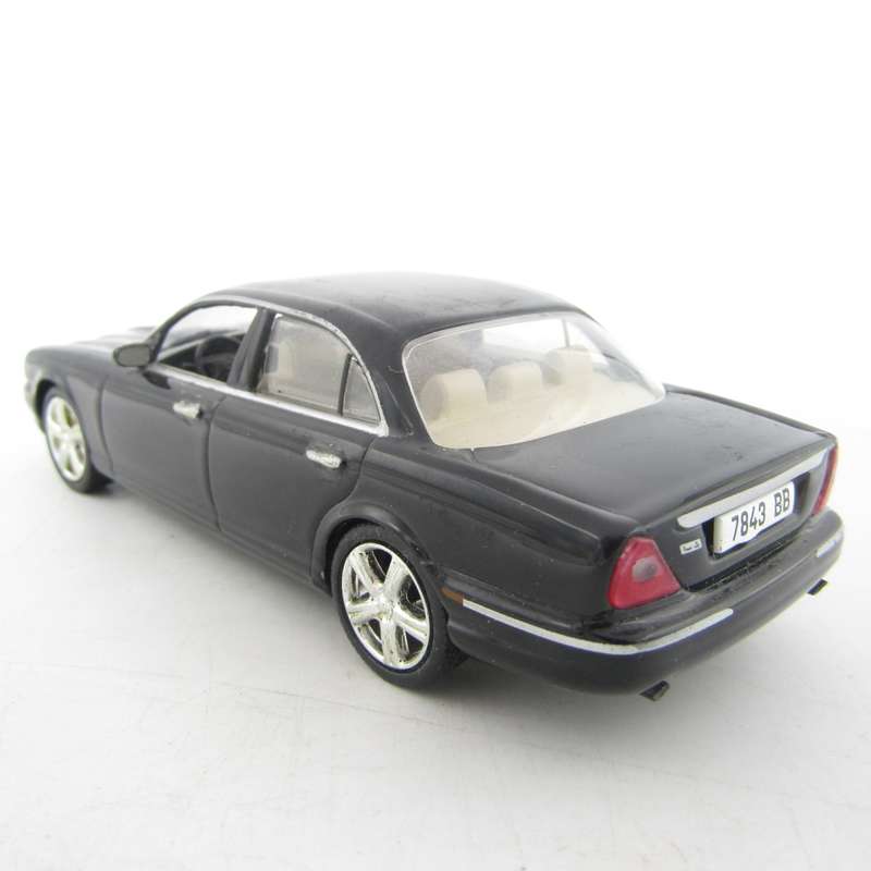Universal Hobbies Jaquar XJ8 die-cast model car - scale 1/43