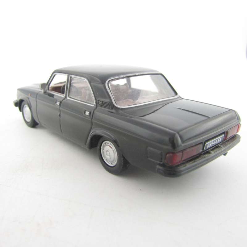 Universal Hobbies Gaz Volga die-cast model car - scale 1/43