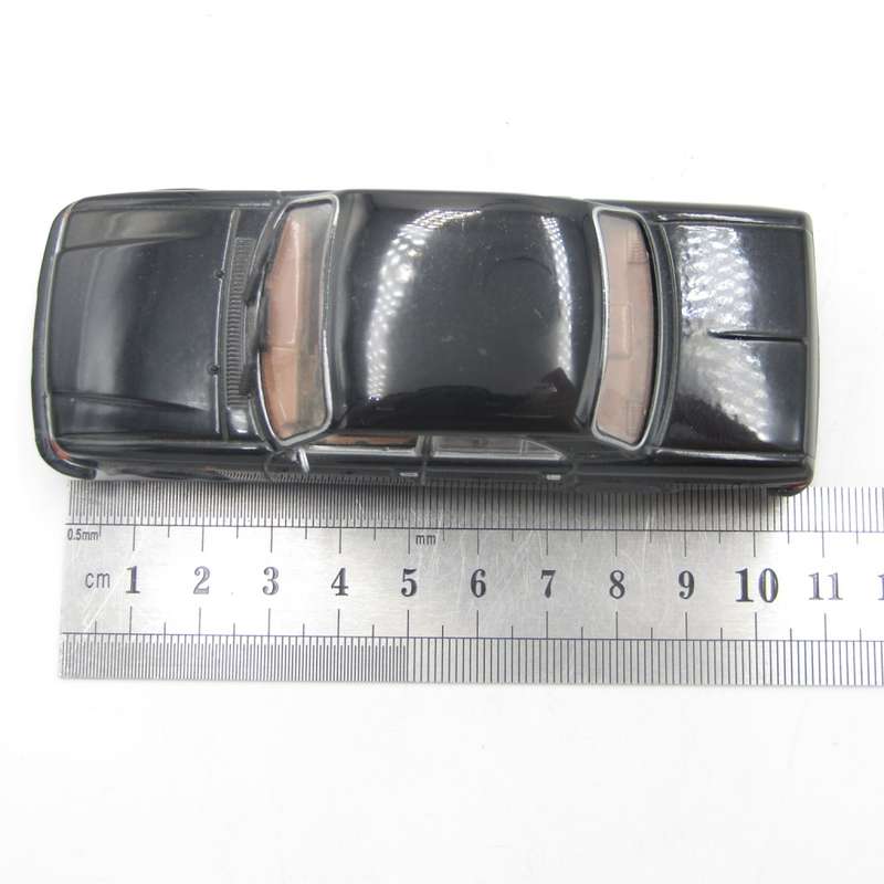 Universal Hobbies Gaz Volga die-cast model car - scale 1/43