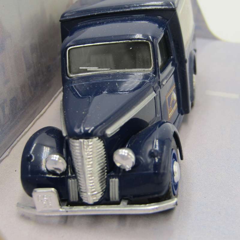 Matchbox Dinky 1948 Commer 8 CWT van model car in box
