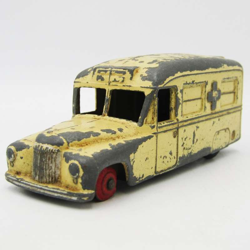 Meccano Dinky Toys Daimler Ambulance die-cast toy car - missing front tyres