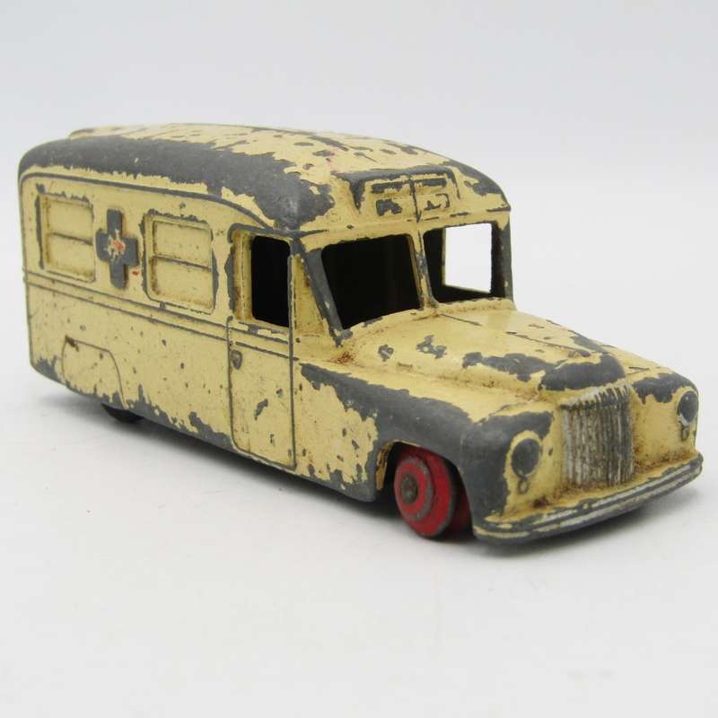 Meccano Dinky Toys Daimler Ambulance die-cast toy car - missing front tyres