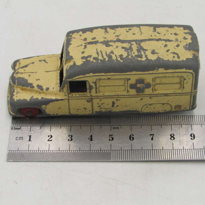 Meccano Dinky Toys Daimler Ambulance die-cast toy car - missing front tyres