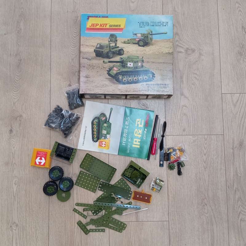 JEP Kit series No.4 science set to build military vehicles -  not complete