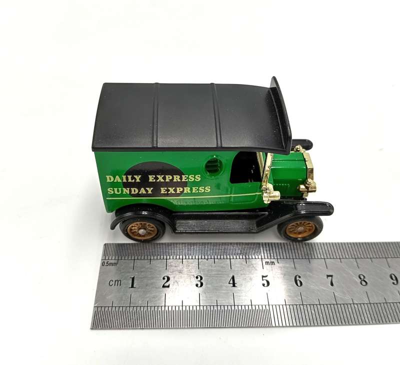 Lledo Days Gone Ford model T van Daily Express Sunday express in box
