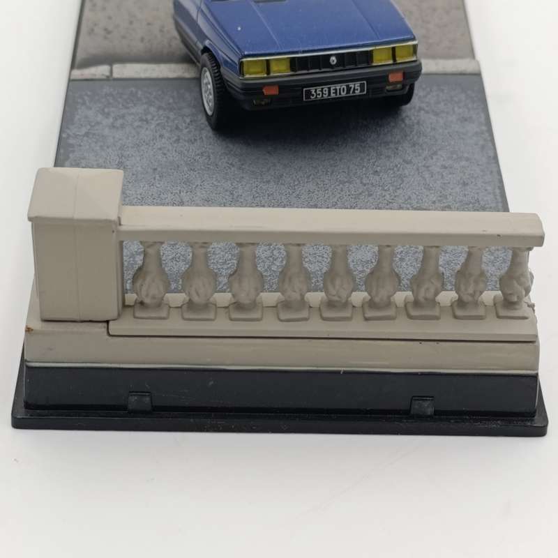 James Bond 007 Renault II Taxi die-cast model car - a view to a kill