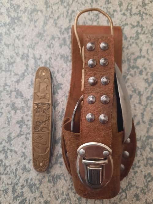 2 old  pocked knifes