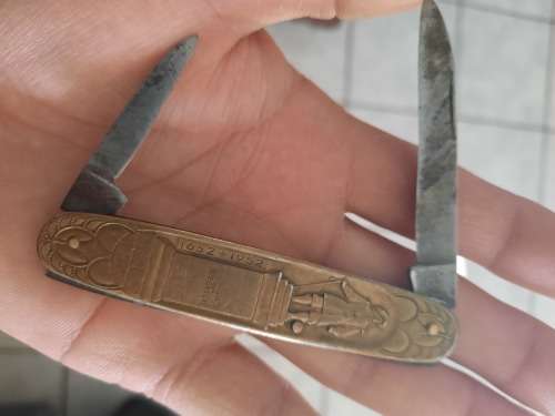 2 old  pocked knifes