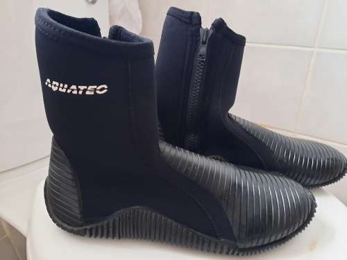 wetsuit booties and flippers