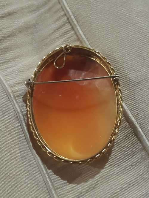 large cameo brooch 9ct gold