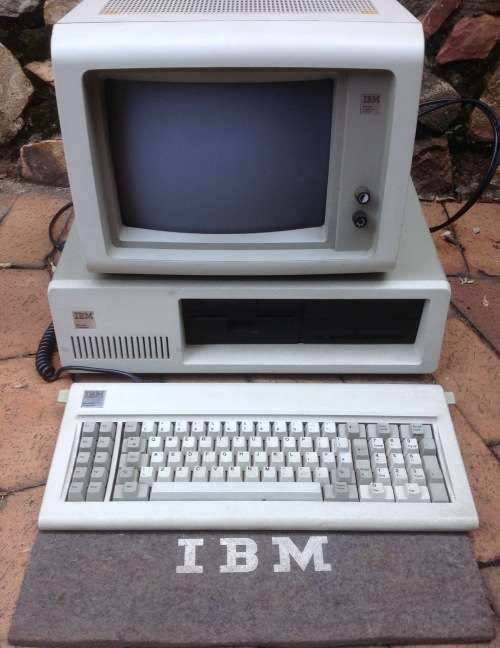 Collectible Vintage IBM PC - still using Floppy Disc (from mid 1980s) - Sold as is - Collection only