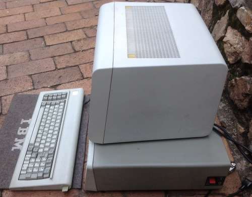 Collectible Vintage IBM PC - still using Floppy Disc (from mid 1980s) - Sold as is - Collection only