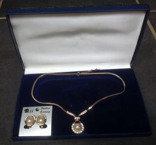 Vintage custome jewelry (necklace and set of earrings) in original plastic container