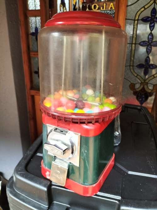 Vintage coin operated bublegum dispenser - Beaver