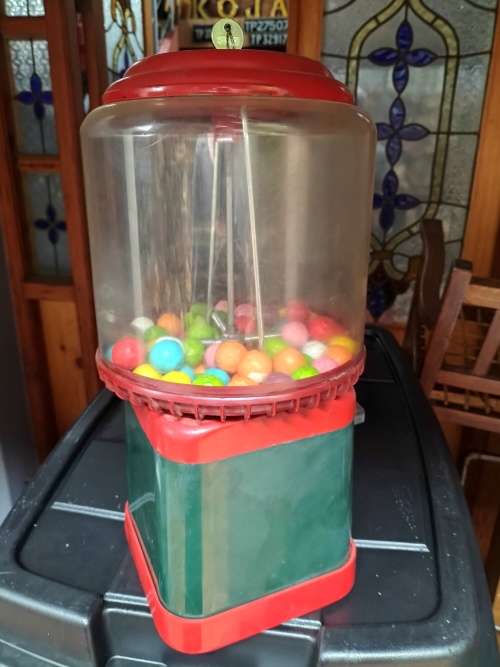 Vintage coin operated bublegum dispenser - Beaver
