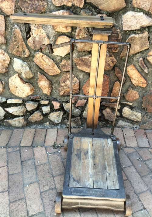 Vintage market scale (wooden frame/base)