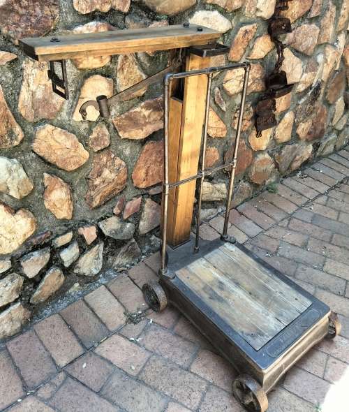 Vintage market scale (wooden frame/base)