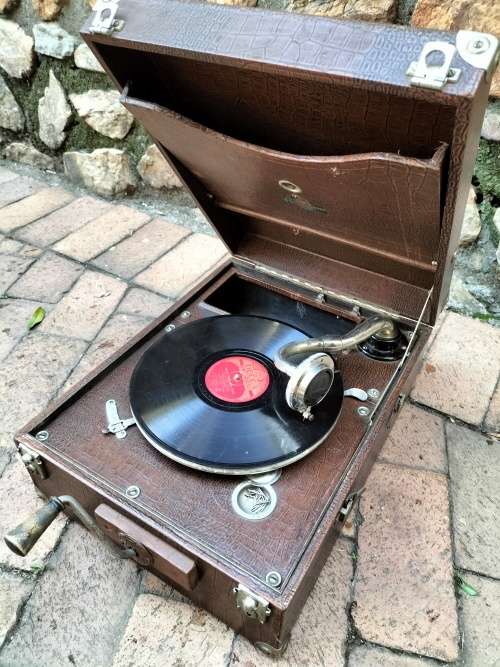 Vintage gramophone player - working