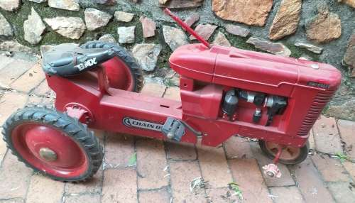 Vintage pedal tractor (for the restorer)