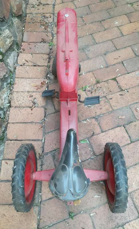 Vintage pedal tractor (for the restorer)