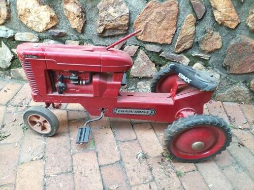 Vintage pedal tractor (for the restorer)