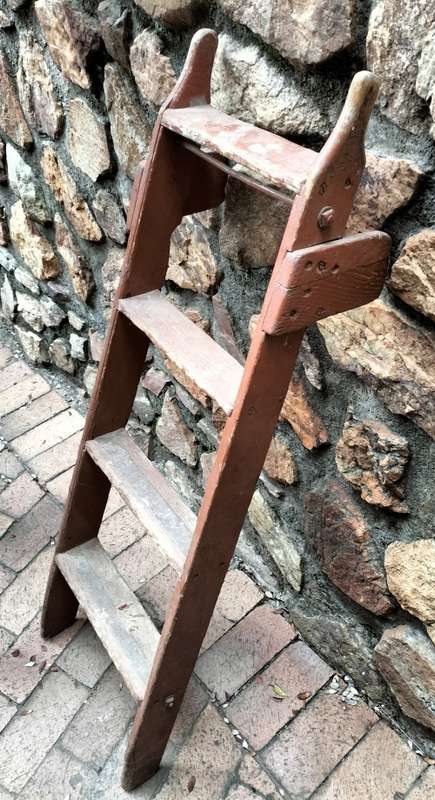 Vintage wooden ladder (123cm high)