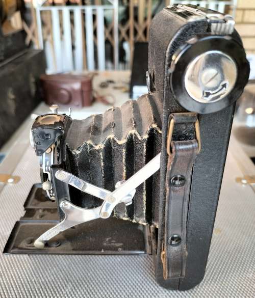 Vintage Kershaw Penguin Eight-20 bellows camera (MD5)