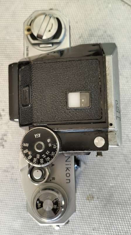 Nikon F with Photomic T prism - well used (MD18)